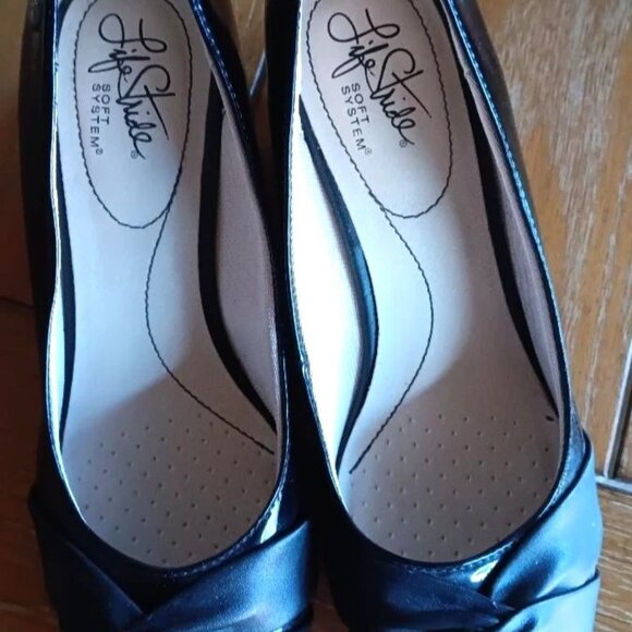 Life Stride Soft Systems black patent leather wedge pumps in size 8 B (Medium) - Picture 1 of 4